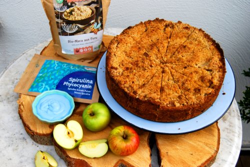 Apfelkuchen mit Zimtstreuseln, Macapulver & blauer Sahne
