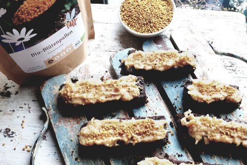 Black Velvet Schnitten mit Blütenpollen