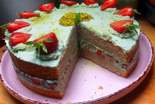 Buckwheat berry tart with barley grass juice powder cream
