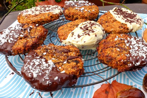 Chai-Energie-Cookies mit Hagebutte & Schokoguss