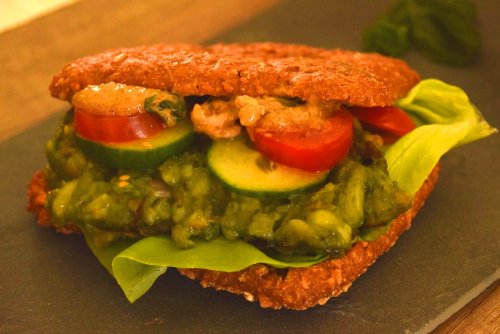 Spirulina-aardappelpannenkoeken op volkorenbroodjes met basilicum-chlorella-pesto