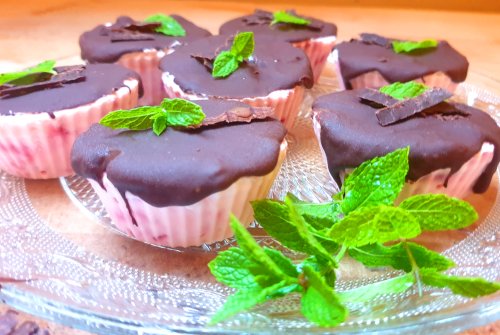 Ice cream confection with strawberry mint