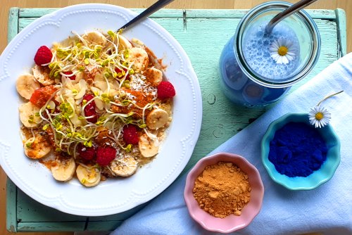 Fresh grain porridge with maca powder & sprouts