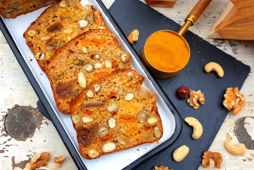 Spelt fruit bread with almond honey