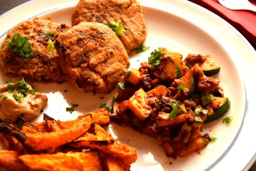 Vegetable burgers with zucchini-mushroom pan and sweet potatoes with chlorella ketchup