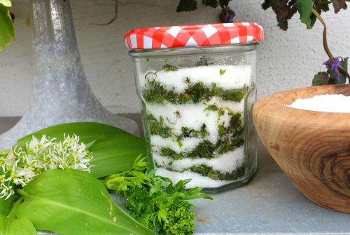 Kräuter-Gewürzsalz mit Maggikraut