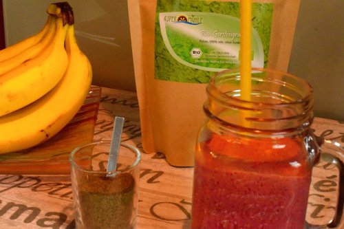 Himbeeren-Bananen-Protein Smoothie mit Gerstengrassaft-Pulver und Hanfprotein