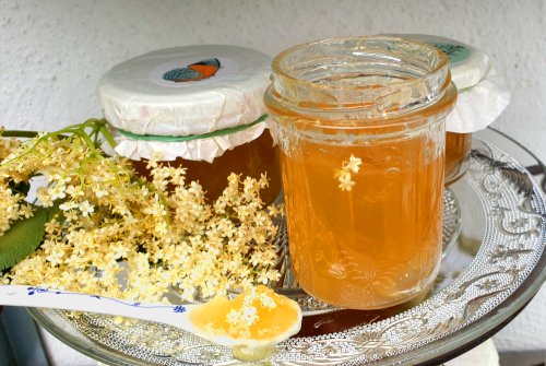 "Sweet-Gold" elderberry apple jelly with lemon honey