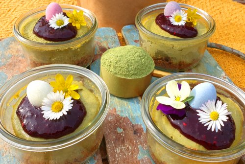 Romige cheesecake in een potje met tarwegraspoeder