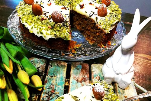 Carrot Cake Variante 2 - mit Baobabpulver und Blütenpollendekor