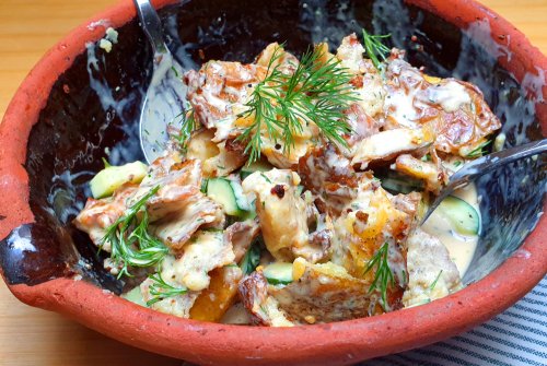 Krokante aardappelsalade met tahini-yoghurtdip