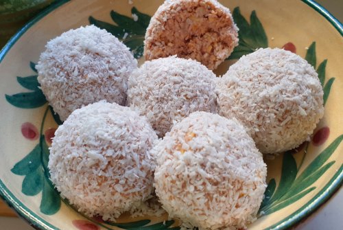 Kokosballetjes met dadelpuree en cacaopoeder