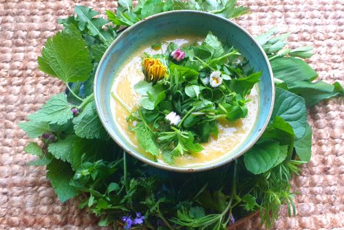 Groene negen soep met verse wilde kruiden en aardappelen