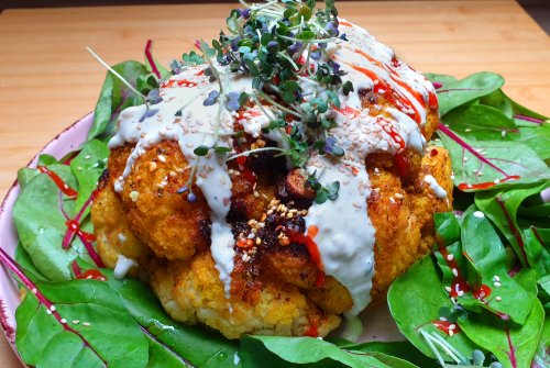 Gepeperde bloemkool met schapenkaas en sriracha saus