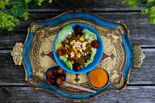 Orientalischer Linsen Dattel Salat mit Aspermühlen Kurkuma und Datteln