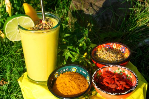 Coconut-mango lassi with flower pollen, turmeric & goji berries