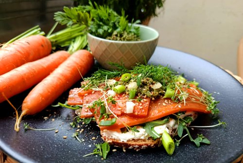 Möhrenlax mit Möhrengrün-Pesto