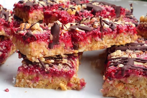 No bake protein bar with raspberries - psyllium husks - dates & cocoa