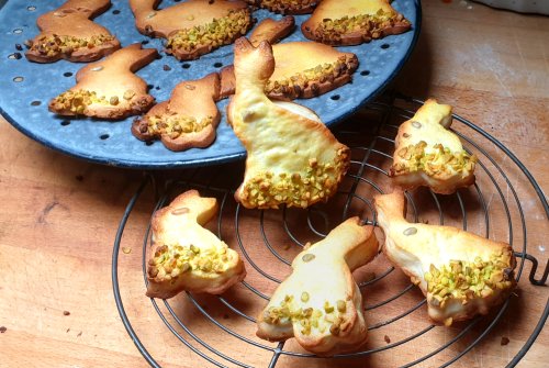 Healthy Easter cookies with turmeric & chopped pistachios