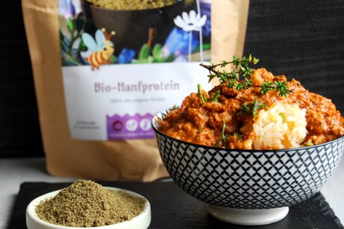 Paprikaschoten gefüllt mit Champignon-Hanfprotein und Reis