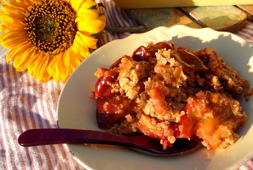Pflaumencrumble mit natürlicher Süße aus Dattelmus