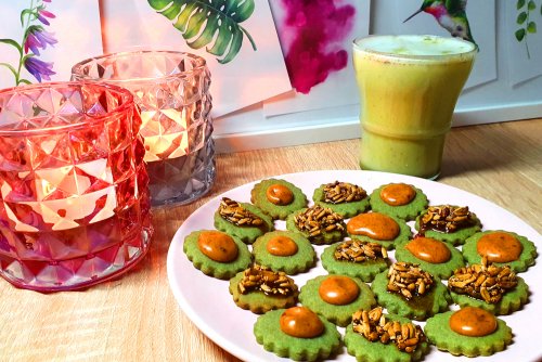 Spirulina Plätzchen mit Acerola und Walnuss Topping