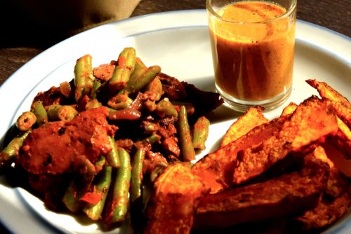 Pumpkin fries with spirulina-mustard dip and veggie bean pan