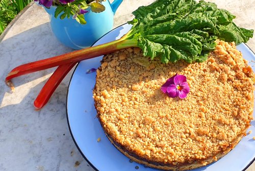 Rhubarb crumble cake