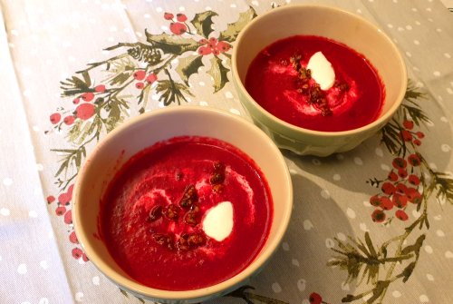 Rode bietensoep met hazelnootcrunch