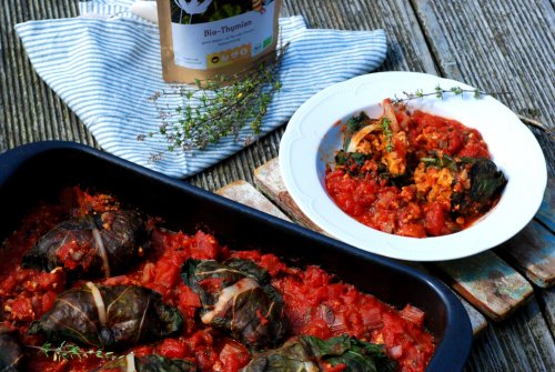 Chard roulades with Mediterranean bulgur filling and fruity tomato sauce