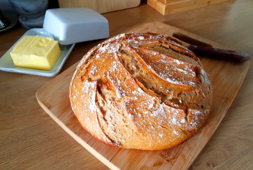 Spelt natural sourdough bread from the bread baking pot