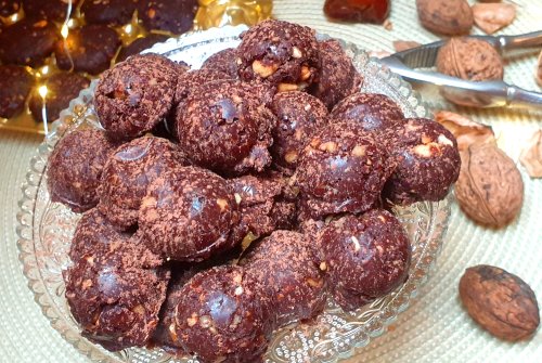 Chocolate walnut balls with dates & maple syrup