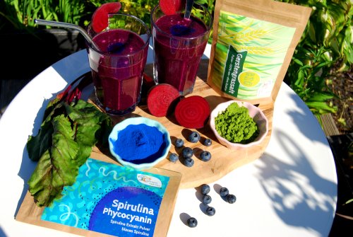 Super smoothie with blue spirulina & barley grass powder