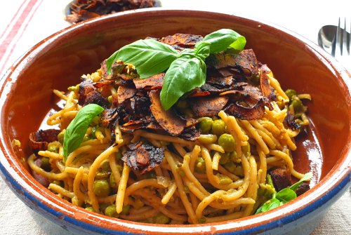 Veganistische spaghetti carbonara met kokos-spek