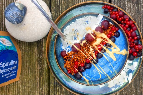 Spirulina Smoothie-Bowl mit Kokos & Beeren