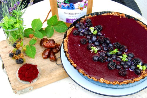 No Bake Berry Tart with Blueberry Powder & Dates