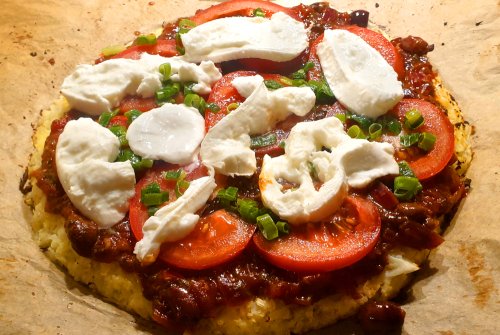 Low carb pizza with cauliflower base