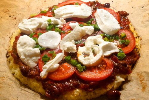Low carb pizza with cauliflower base