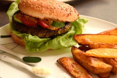 Tofu-Vish-Burger mit Basilikum-Chlorella-Pesto und Kartoffelecken