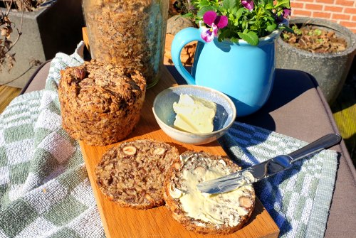 Vitality bread in a preserving jar - baked with seeds and nuts