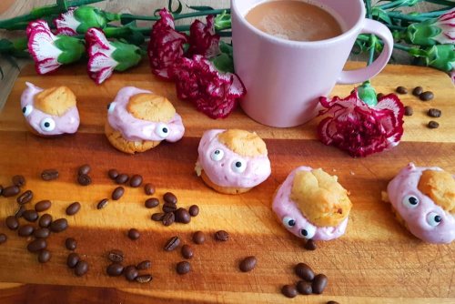 Vegan cream puff with raspberry-acerola filling