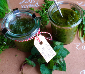 „7 Frühlingskräuter- Pesto