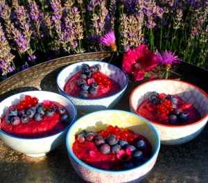 Beeren-Sahne-Desert mit Himbeerhonig