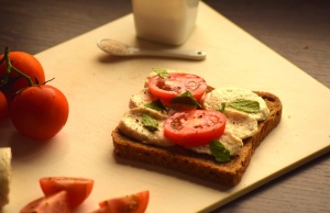 veganer Mozarella auf Brot