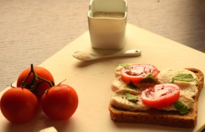 Cashew-Mozarella mit Tomate