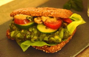 Puffer mit Chlorella Pesto