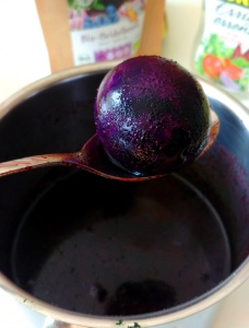 Eggs dyeing with blueberry