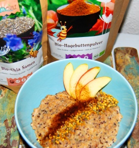 Oatmeal with rosehip powder, honey & pollen