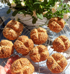 Crispy oat rolls with linseed & chia