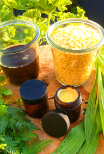 Wound & healing ointment with plantain, chickweed, yarrow